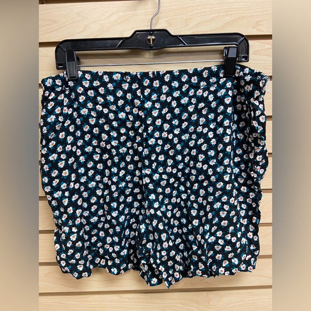 KIKOMO VERY NICE WOMEN SHORTS SIZE LARGE